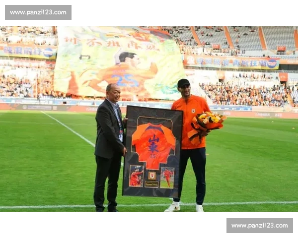 致敬传奇！一位老将的告别，燃爆中超颁奖夜